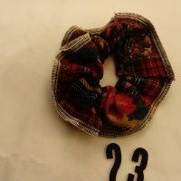 1Haargummi Retro Scrunchie bunt Haarscrunchie aus Stoff verziert