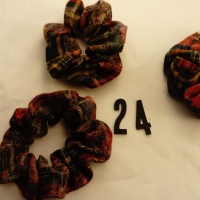 1Haargummi Retro Scrunchie bunt Haarscrunchie aus Stoff verziert