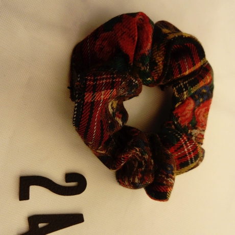 1Haargummi Retro Scrunchie bunt Haarscrunchie aus Stoff verziert