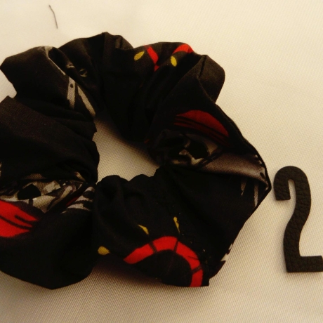 1Haargummi dunkel Scrunchie bunt Haarscrunchie aus Stoff verziert