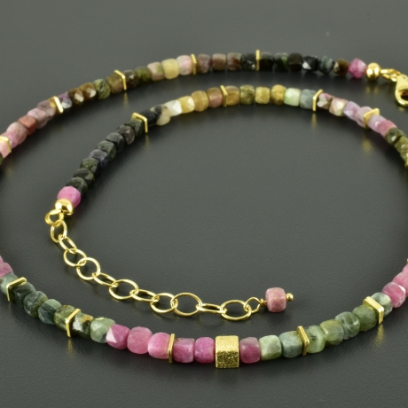 Zarte Turmalinkette bunt multicolor facettierte Würfel vergoldet
