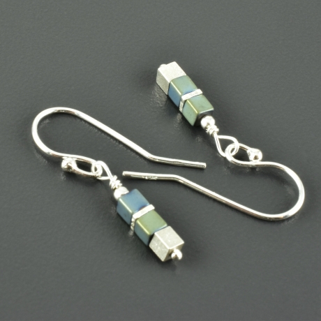 Minimalistische Hängeohrringe Hämatit 925er Silber Würfelschmuck