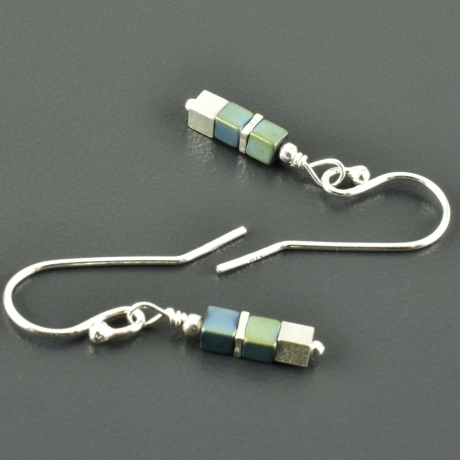 Minimalistische Hängeohrringe Hämatit 925er Silber Würfelschmuck