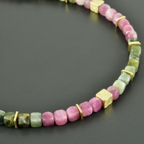 Zarte Turmalinkette bunt multicolor facettierte Würfel vergoldet