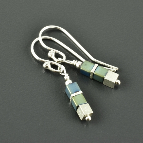 Minimalistische Hängeohrringe Hämatit 925er Silber Würfelschmuck