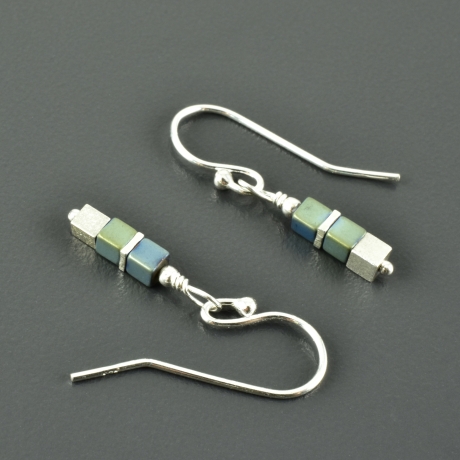 Minimalistische Hängeohrringe Hämatit 925er Silber Würfelschmuck