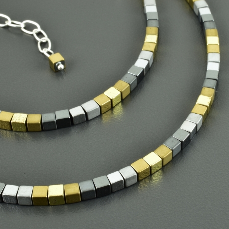 Hämatitkette Würfel gold-silberfarbend minimalistisch edel zart