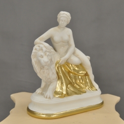 Wunderschöne Figur einer Frau, die auf einem Löwen sitzt. 26 cm.