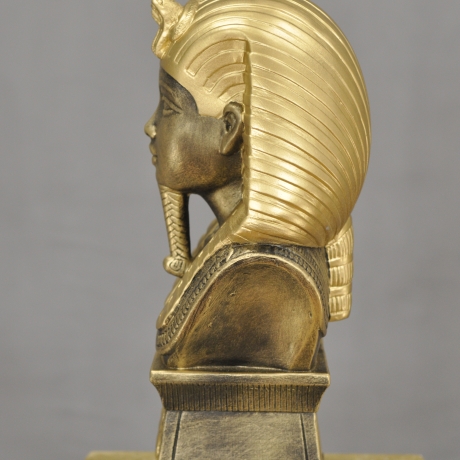 Büste des Pharaos mit Skarabäus. 32 cm.