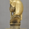 Büste des Pharaos mit Skarabäus. 32 cm.