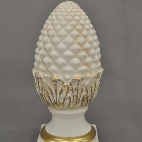 Artischockenfigur mit goldenen Verzierungen. 50 cm.