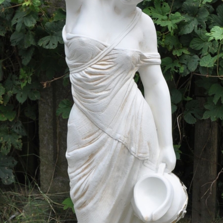 Schöne, große Figur einer Frau, die eine Krug trägt. 141 cm.
