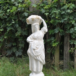 Schöne Figur einer Frau, die einen Korb mit Trauben trägt. 78 cm.