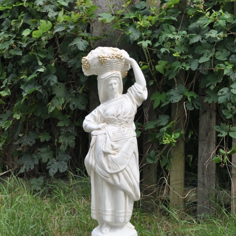 Schöne Figur einer Frau, die einen Korb mit Trauben trägt. 78 cm.