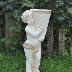 Figur eines Jungen mit einem Horn. 69 cm.