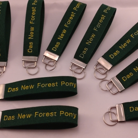 New Forest Pony Schlüsselband Kunstfilz  bestickt  Wunschname