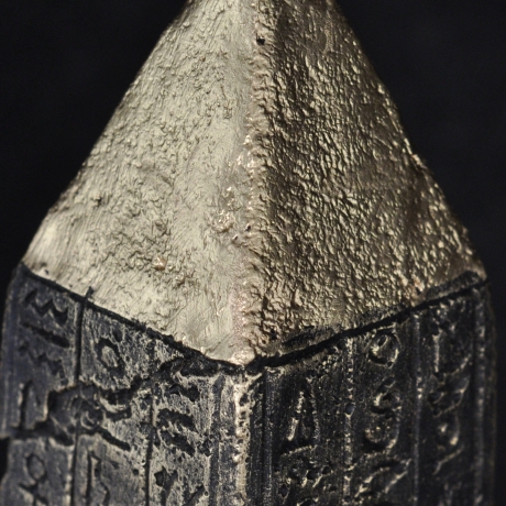 Obelisken Figur. Schöne Dekoration für Ihr Zuhause. 84 cm.