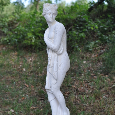 Schöne Frauenfigur mit einem Stück Stoff. Gealtert. 83 cm.