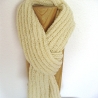 Schal Boucle in Creme elegant handgestrickt von Hobbyhaus