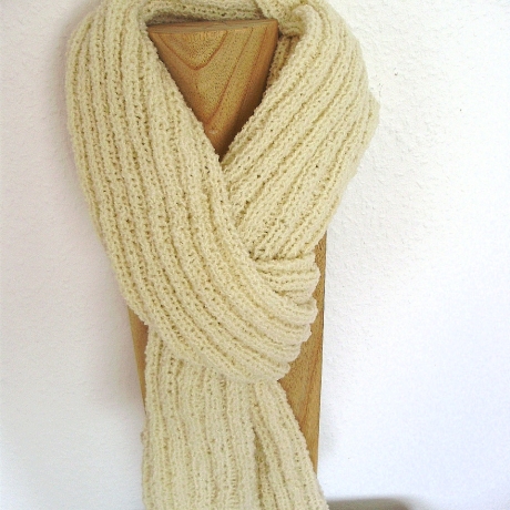 Schal Boucle in Creme elegant handgestrickt von Hobbyhaus