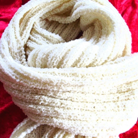 Schal Boucle in Creme elegant handgestrickt von Hobbyhaus