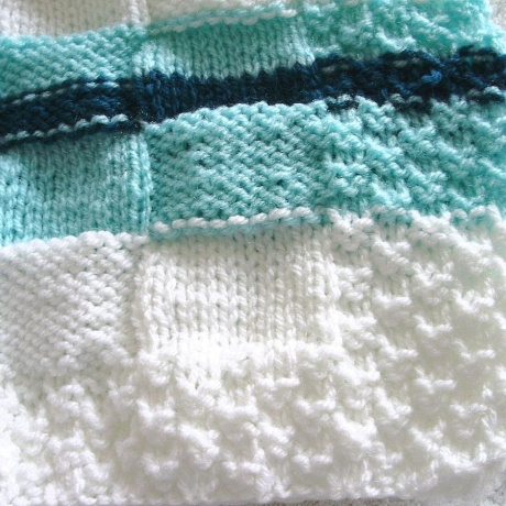 Kuscheldecke Plaid handgestrickt mit Streifen von Hobbyhaus