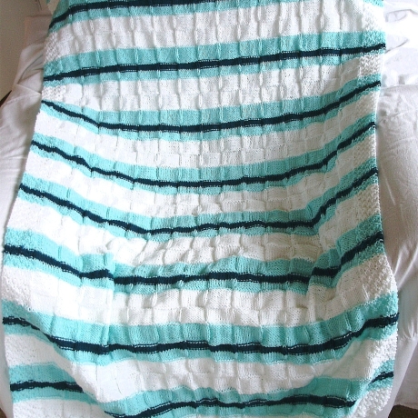 Kuscheldecke Plaid handgestrickt mit Streifen von Hobbyhaus