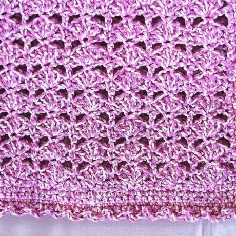 Kuscheldecke Plaid in altrosa-weiss handgehäkelt von Hobbyhaus