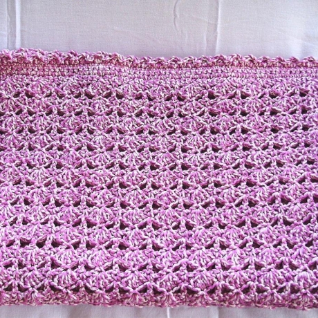 Kuscheldecke Plaid in altrosa-weiss handgehäkelt von Hobbyhaus