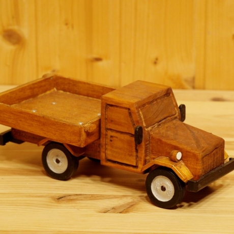 Deko-Lastwagen aus Holz, kastanie