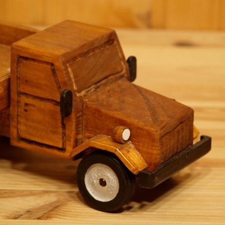 Deko-Lastwagen aus Holz, kastanie