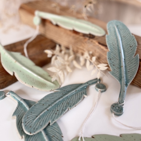 Handgemachte Keramik - getöpferte Federn mit Perle zum Aufhängen