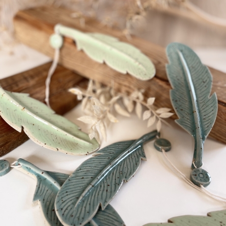 Handgemachte Keramik - getöpferte Federn mit Perle zum Aufhängen