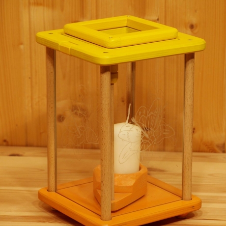 Holzlaterne, Dekolampe, gelb/orange, graviert mit Blüten