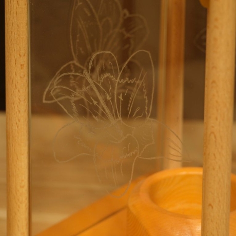Holzlaterne, Dekolampe, gelb/orange, graviert mit Blüten