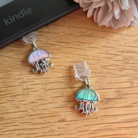 Schimmernde Quallen Charms für USB‑C, iPhone & Micro‑USB