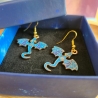 Emaillierte Drachen Ohrringe – Fantasy Schmuck in Blau & Gold