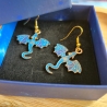 Emaillierte Drachen Ohrringe – Fantasy Schmuck in Blau & Gold