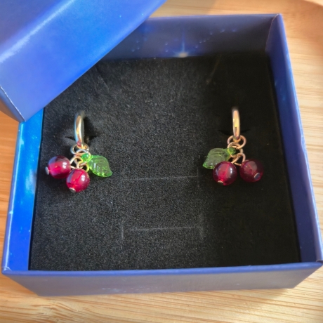 Hoop Creolen mit süßen Kirschen – verspielter Handmade Schmuck 