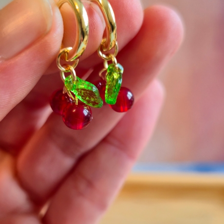 Hoop Creolen mit süßen Kirschen – verspielter Handmade Schmuck 