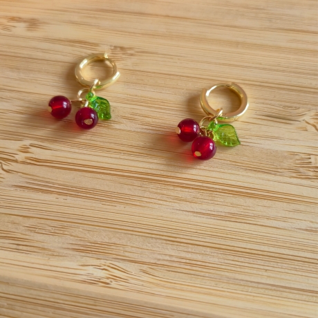 Hoop Creolen mit süßen Kirschen – verspielter Handmade Schmuck 