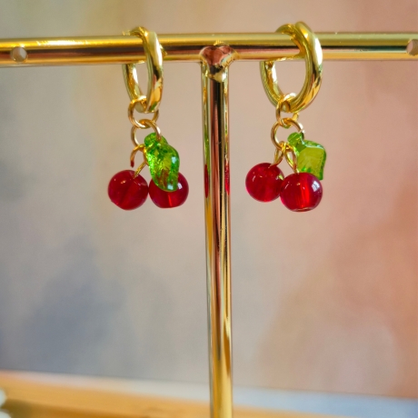 Hoop Creolen mit süßen Kirschen – verspielter Handmade Schmuck 