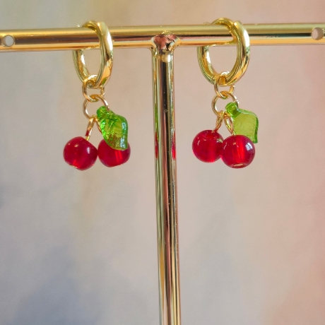Hoop Creolen mit süßen Kirschen – verspielter Handmade Schmuck 