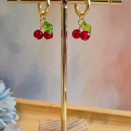 Hoop Creolen mit süßen Kirschen – verspielter Handmade Schmuck 