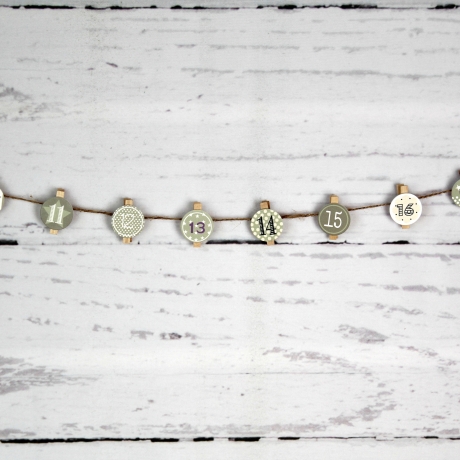 Adventskalenderaufhängung aus Holzklammern