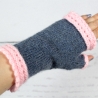 Gestrickte Armstulpen mit Daumenloch aus Wolle | blau & rosa