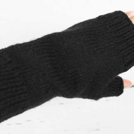 Gestrickte Armstulpen mit Daumenloch aus Wolle | schwarz