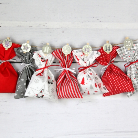 Adventskalenderaufhängung aus Holzklammern