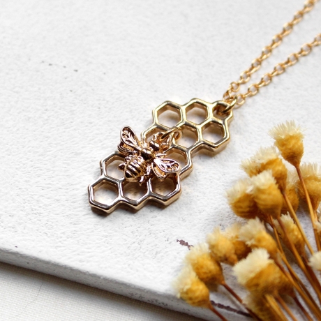 kleine Biene auf der Wabe • Halskette gold | Halsschmuck