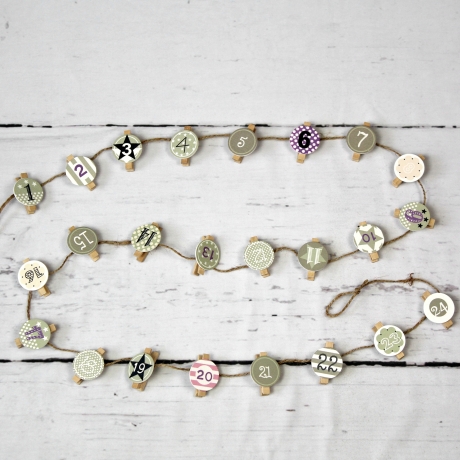 Adventskalenderaufhängung aus Holzklammern